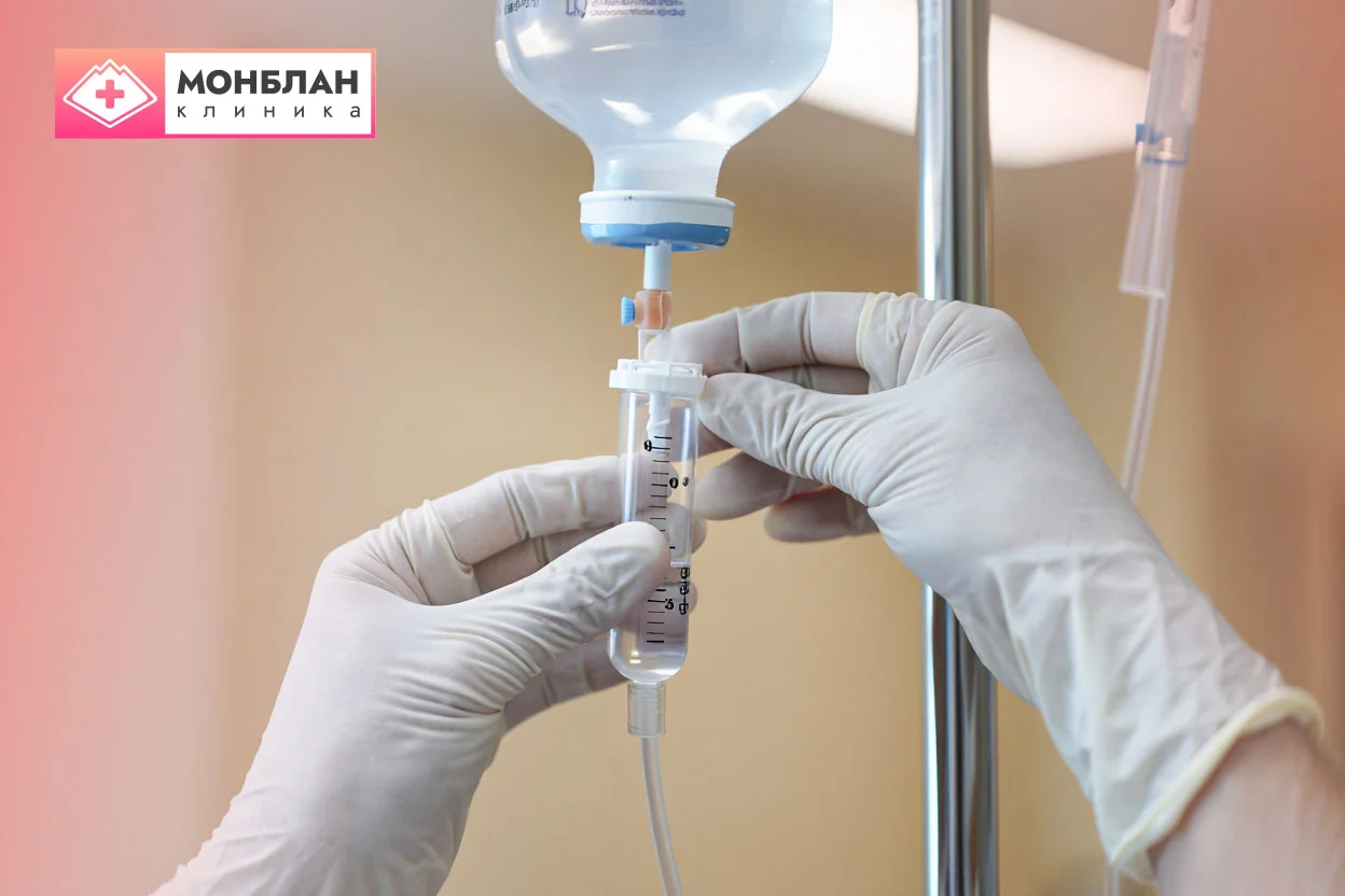 Врач ставит капельницу