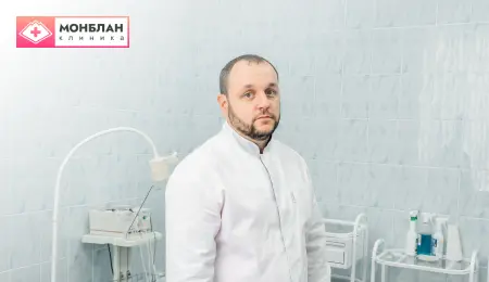 Врач в белом халате в процедурном кабинете Врач в белом халате в процедурном кабинете