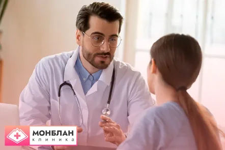Врач собирает анамнез Девушка на приеме у врача